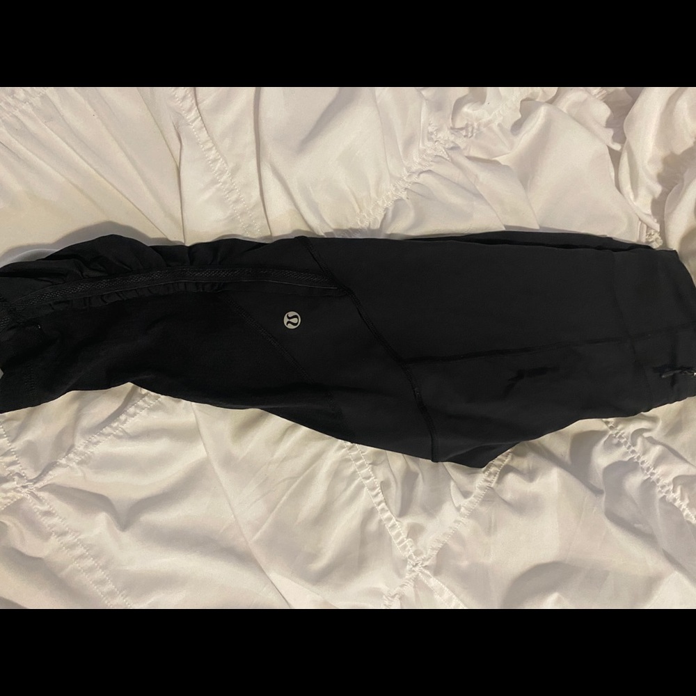 Lululemon Black Ruched Capri/Crop Sz 6